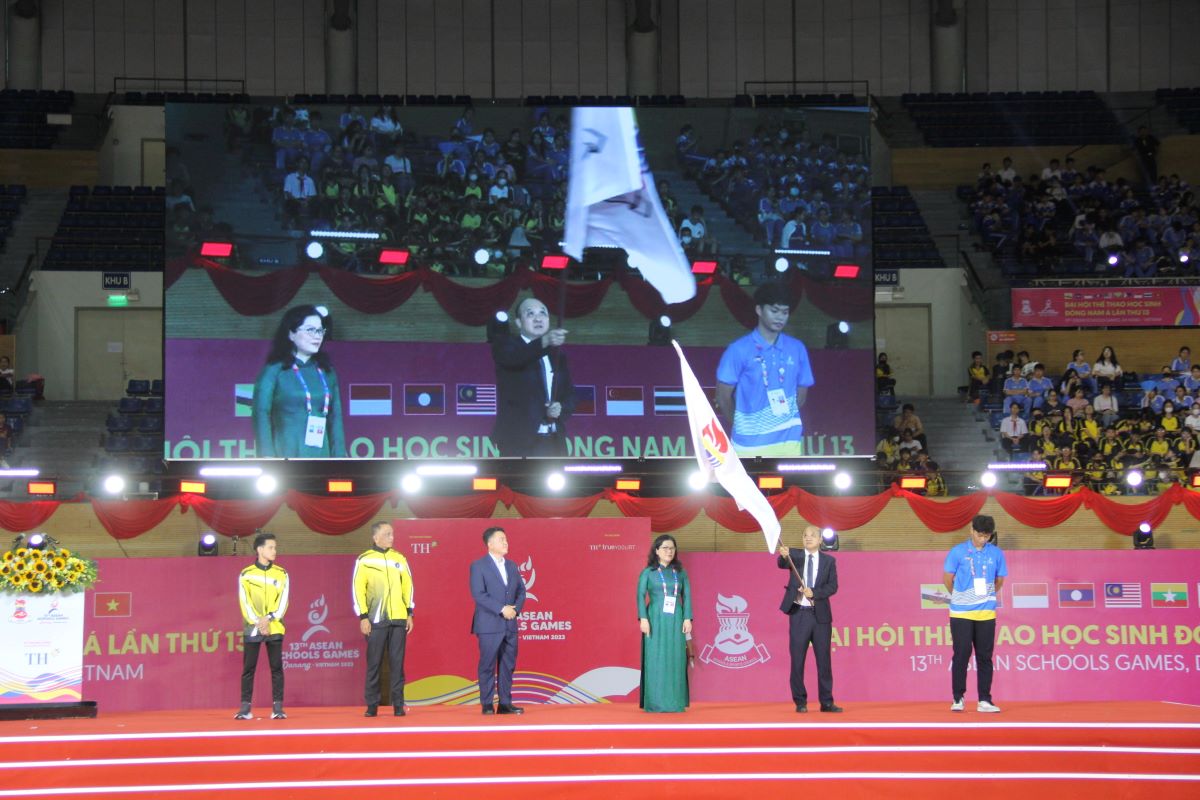 Nghi thức trao cờ Hội đồng thể thao học sinh Đông Nam Á cho Brunei Darussalam - nước chủ nhà của Đại hội Thể thao học sinh Đông Nam Á lần thứ 14. Ảnh: Văn Trực