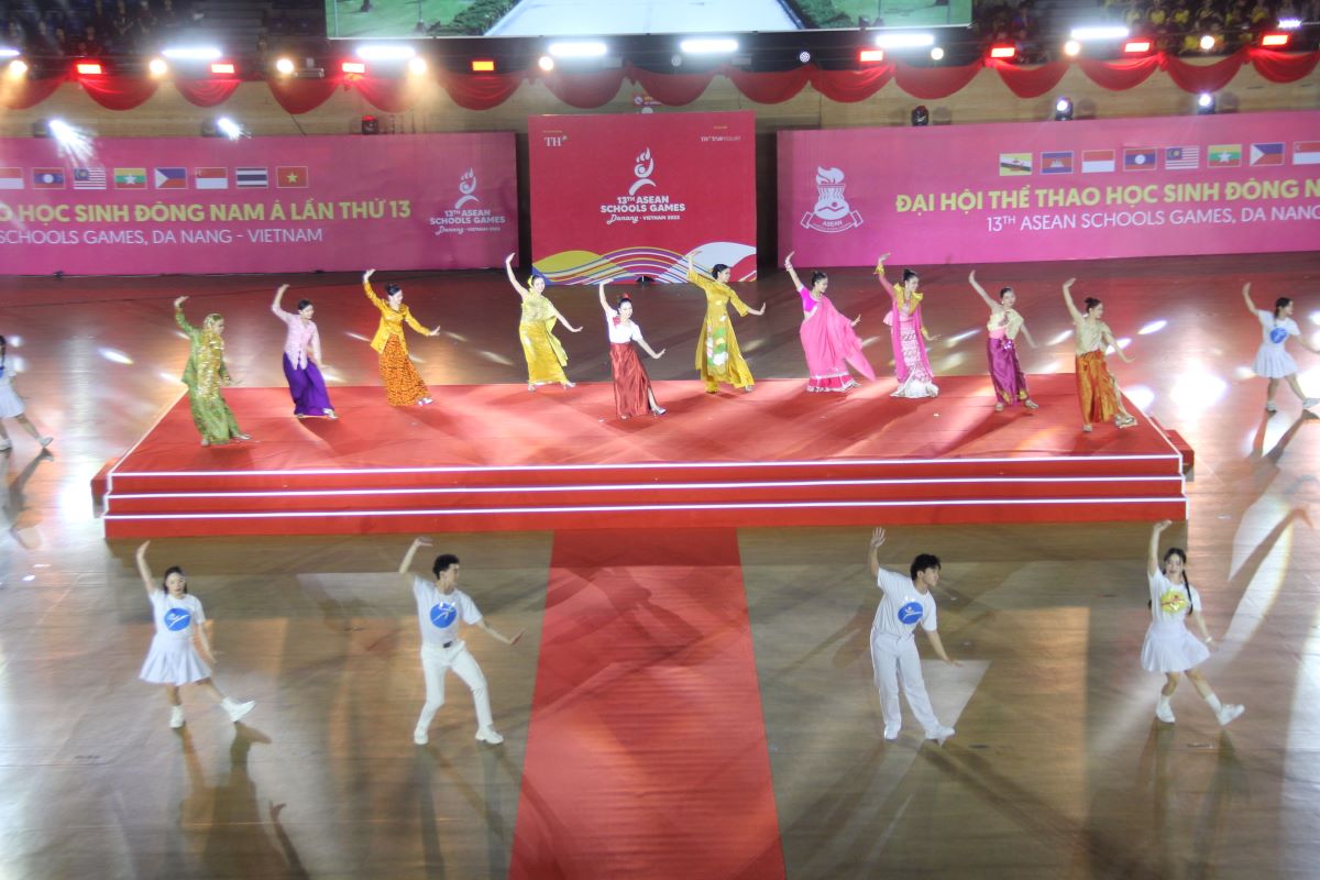 Trình diễn nghệ thuật tại Lễ bế mạc. Ảnh: Văn Trực