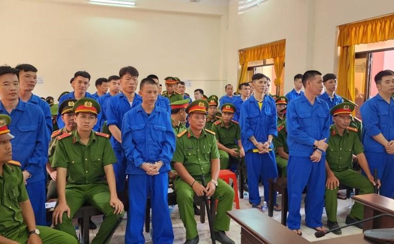 Các bị cáo nghe Tòa tuyên án. Ảnh: Văn Vũ