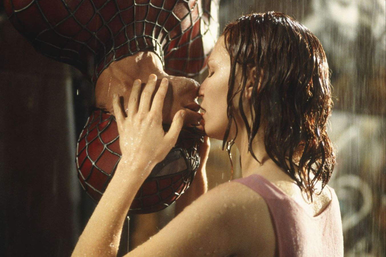 Cảnh hôn trong “Người nhện” khiến Tobey Maguire khó thở. Ảnh: NSX