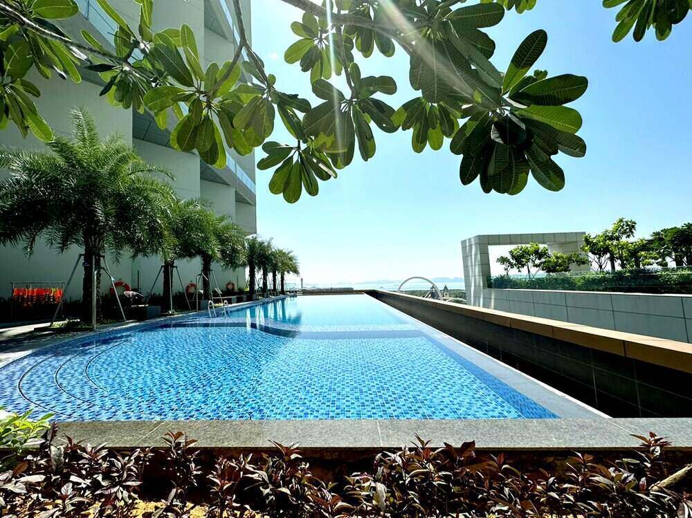 Bể bơi view hướng biển của Khách sạn Mường Thanh Luxury Hạ Long Centre II. Ảnh: Mường Thanh