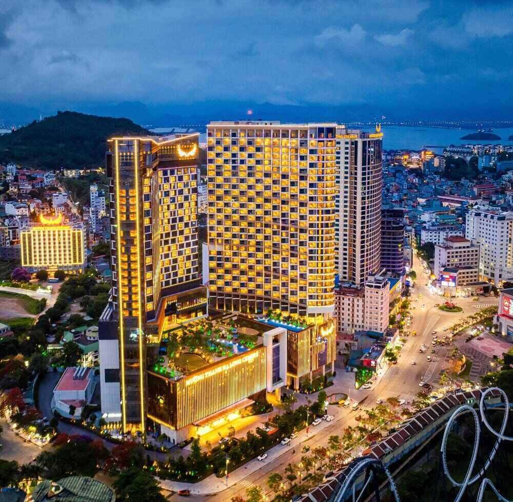 Toàn cảnh tòa tháp đôi lung linh về đêm. Ảnh: Mường Thanh