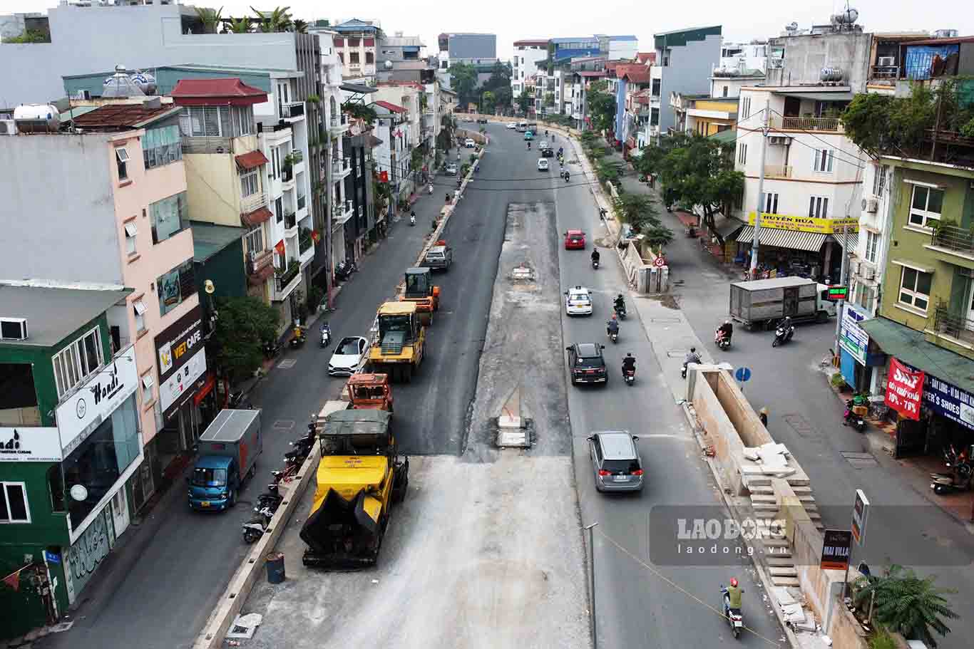 “Xong đoạn nào họ cho xe đi vào luôn đoạn đó nên thời gian này ùn tắc giảm nhiều, chỉ có vào buổi tối đi hơi nguy hiểm nếu các phương tiện di chuyển nhanh, không chú ý quan sát.“- ông Khánh (Tây Hồ, Hà Nội) chia sẻ.