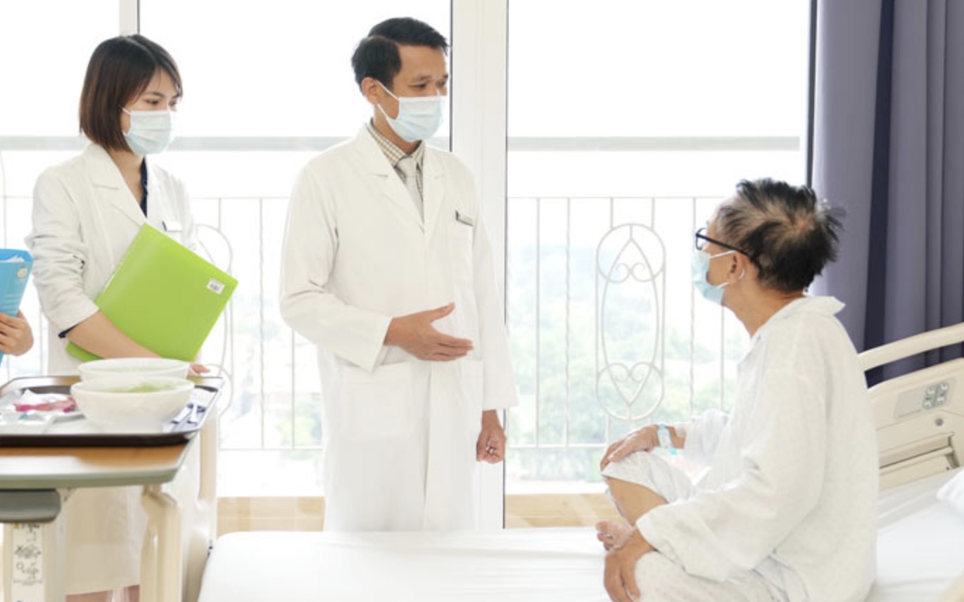 Bác sĩ thăm khám, tư vấn cho một bệnh nhân đang điều trị ung thư. Ảnh: PHONG LAN 