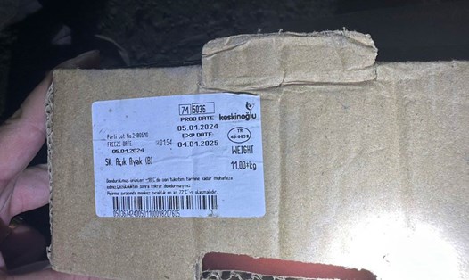 Bao bì của một hộp đựng chân gà bị thu giữ. Ảnh: QLTT Quảng Ninh