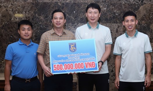 Lãnh đạo câu lạc bộ Bắc Ninh (thứ hai từ trái sang) trao phần thưởng 500 triệu đồng cho đội tuyển Việt Nam. Ảnh: VFF
