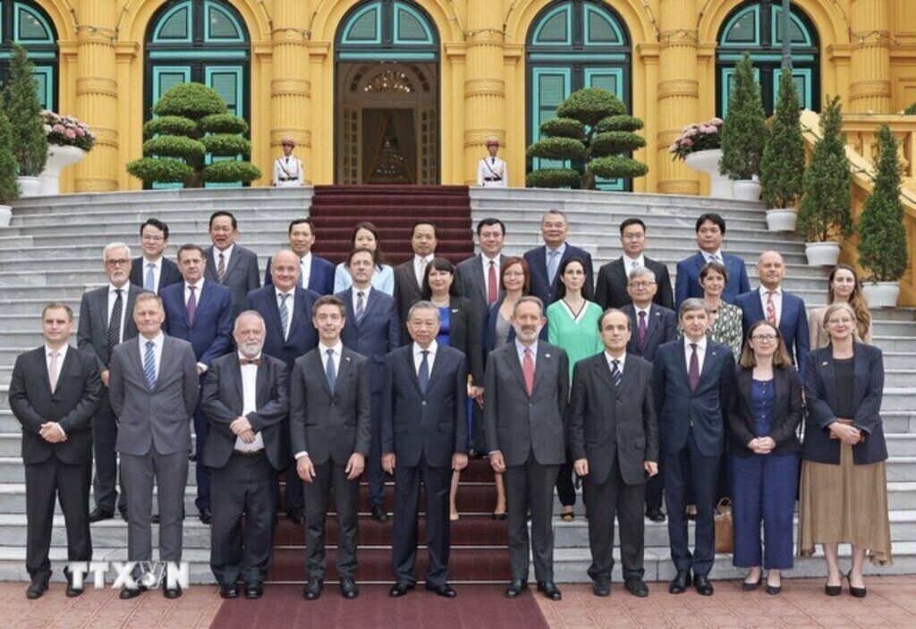  Chủ tịch nước Tô Lâm tiếp Đại sứ Liên minh Châu Âu (EU) và các Đại sứ, Đại biện các nước thành viên tại Hà Nội. Ảnh: Nhan Sáng/TTXVN