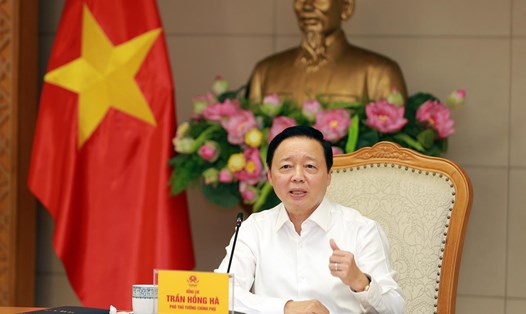 Phó Thủ tướng Chính phủ Trần Hồng Hà cho ý kiến về dự thảo Nghị định quy định về cơ chế mua bán điện trực tiếp. Ảnh: VGP
