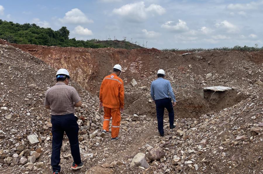 Lãnh đạo EVN và EVNSPC trực tiếp kiểm tra hiện trường chuẩn bị các giải pháp thi công. Ảnh: EVNSPC