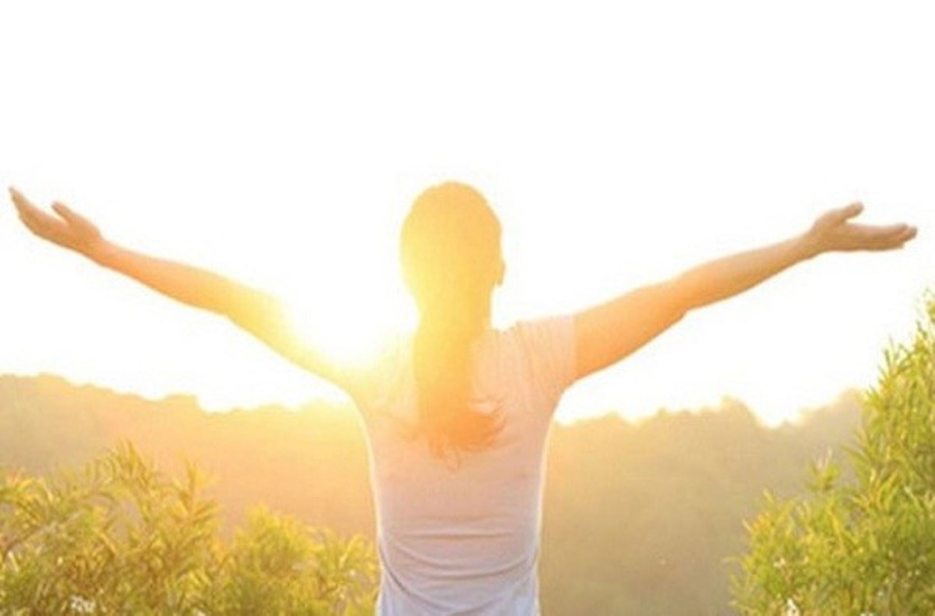 Thay vì nằm lười lướt mạng khi ngủ dậy thì hãy ra hít thở không khí trong lành, tắm nắng mai. Ảnh minh họa