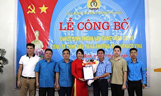 LĐLĐ huyện Phú Bình (tỉnh Thái Nguyên) tổ chức lễ công bố quyết định thành lập CĐCS, kết nạp đoàn viên nhân dịp Tháng Công nhân 2024. Ảnh: CĐTN