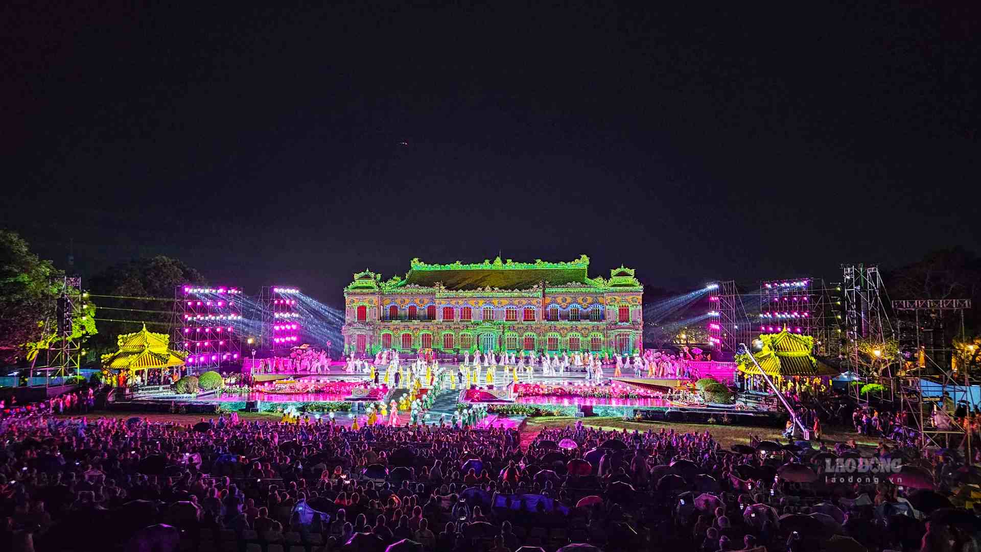 Như Lao động đã đưa tin, tối ngày 7.6, tại điện Kiến Trung – Đại nội Huế đã diễn ra Lễ khai mạc Tuần lễ Festival Nghệ thuật Quốc tế Huế 2024 với chủ đề “Di sản văn hóa với hội nhập và phát triển”. 