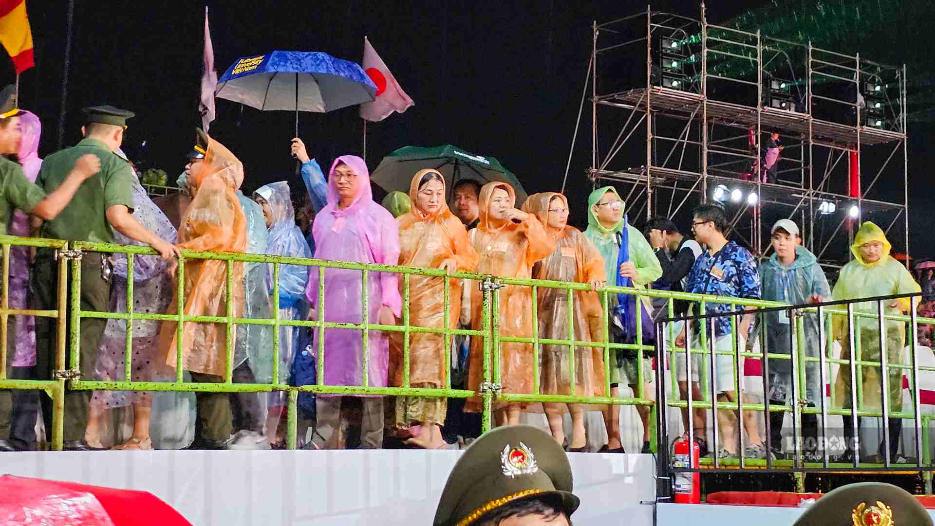 Ghi nhận của Lao động, thời điểm khai mạc Festival Huế 2024, Huế bất ngờ đón một cơn mưa khá lớn, tuy nhiên, hàng ngàn khán giả vẫn đội mưa đến trực tiếp tại khán đài để thưởng thức đêm hội.