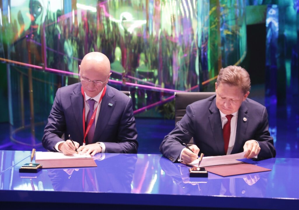 CEO Gazprom Alexei Miller (phải) và Chủ tịch Hội đồng Quản trị NC QazaqGaz, ông Sanzhar Zharkeshov đã ký các hợp đồng dài hạn về vận chuyển khí đốt Nga qua Kazakhstan tới Uzbekistan và  Kyrgyzstan. Ảnh: Gazprom