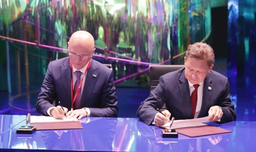 CEO Gazprom Alexei Miller (phải) và Chủ tịch Hội đồng Quản trị NC QazaqGaz, ông Sanzhar Zharkeshov đã ký các hợp đồng dài hạn về vận chuyển khí đốt Nga qua Kazakhstan tới Uzbekistan và  Kyrgyzstan. Ảnh: Gazprom