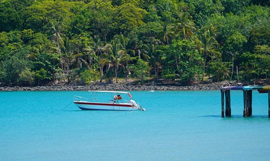 Trat và miền đông Thái Lan nói chung chủ yếu đón khách nội địa nhiều hơn so với khách quốc tế. Vì thế tới đây du lịch, bạn sẽ được hòa mình vào đời sống bản địa của một vùng biển đảo hiền hòa thay vì sự xô bồ của những thành phố lớn quá nổi tiếng của Thái Lan.