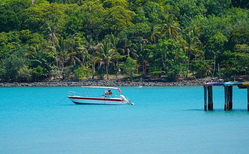 Trat và miền đông Thái Lan nói chung chủ yếu đón khách nội địa nhiều hơn so với khách quốc tế. Vì thế tới đây du lịch, bạn sẽ được hòa mình vào đời sống bản địa của một vùng biển đảo hiền hòa thay vì sự xô bồ của những thành phố lớn quá nổi tiếng của Thái Lan.