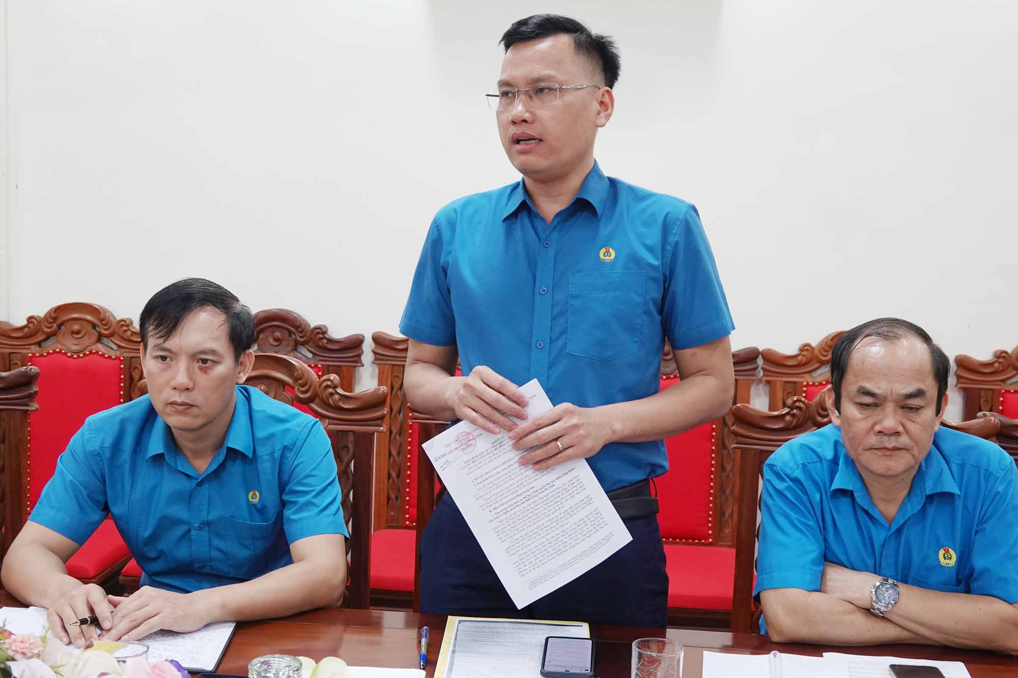 Ông Nguyễn Đức Thạch - Chủ tịch Công đoàn các KKT tỉnh Hà Tĩnh phát biểu tại một hội nghị của LĐLĐ tỉnh Hà Tĩnh. Ảnh: Đức Tiến.