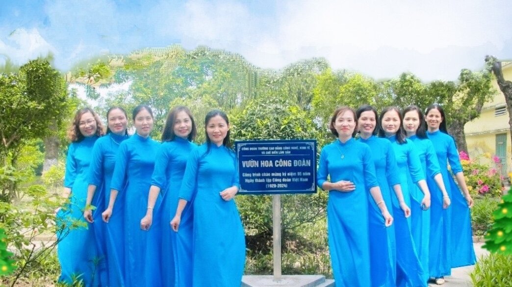 Các đoàn viên tại công trình Vườn hoa Công đoàn chào mừng 95 năm thành lập Công đoàn Việt Nam. Ảnh: CĐCS