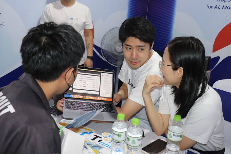 Đây là cơ hội để định hướng nghề nghiệp cho các bạn sinh viên công nghệ thông tin. Ảnh: Nguyễn Linh