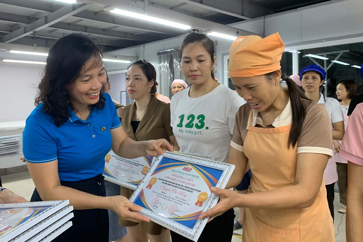 Phó Chủ tịch LĐLĐ tỉnh Thái Bình Phạm Thị Thắng vinh danh CNLĐ của Công ty TNHH May Hualida Thái Bình. Ảnh: Lương Hà