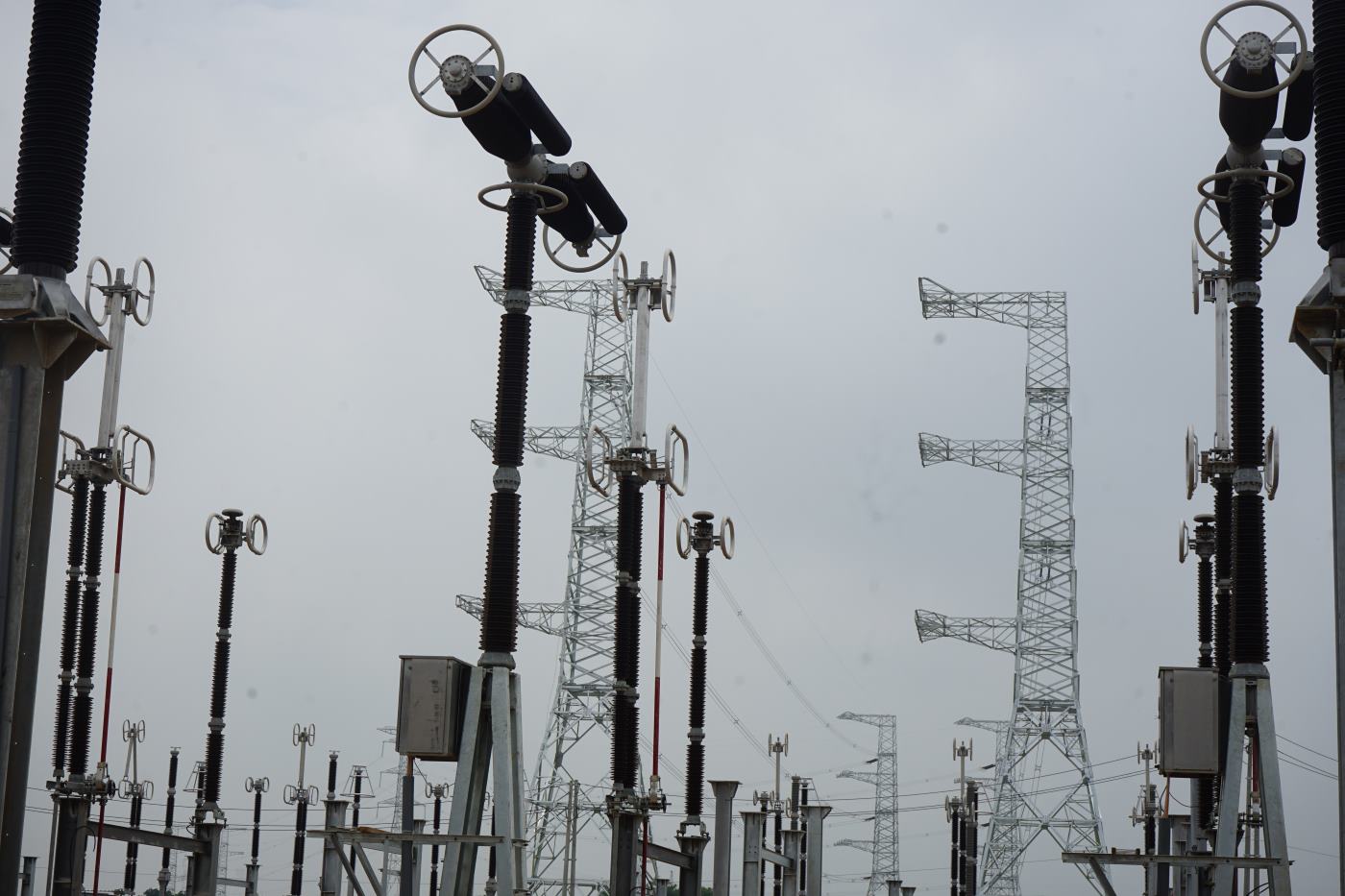 Dự án này có nhiệm vụ tăng cường cung cấp điện cho phụ tải tỉnh Thanh Hóa và Bắc Trung Bộ, do Tổng công ty Truyền tải điện Quốc gia (EVNNPT) làm chủ đầu tư. Ảnh: Quách Du