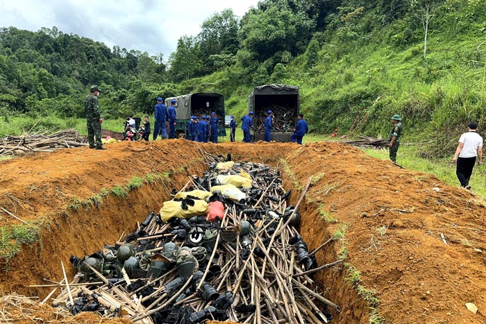 Lực lượng chức năng Lào Cai tiêu hủy hàng ngàn vũ khí. Ảnh: Người dân cung cấp