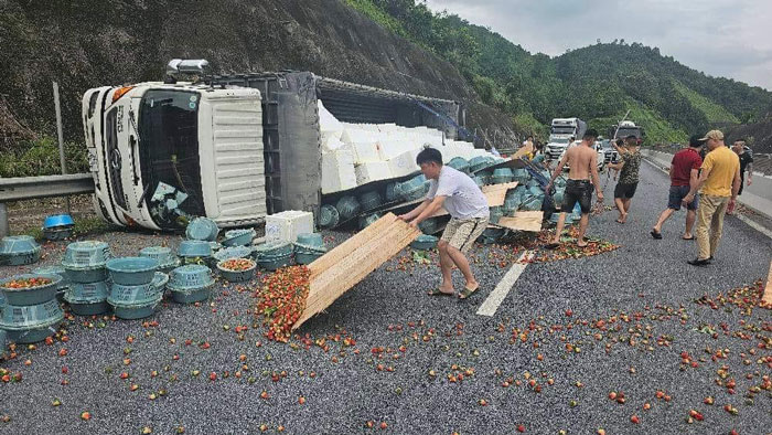 Hiện trường vụ tai nạn trên cao tốc Nội Bài - Lai. Ảnh: Người dân cung cấp