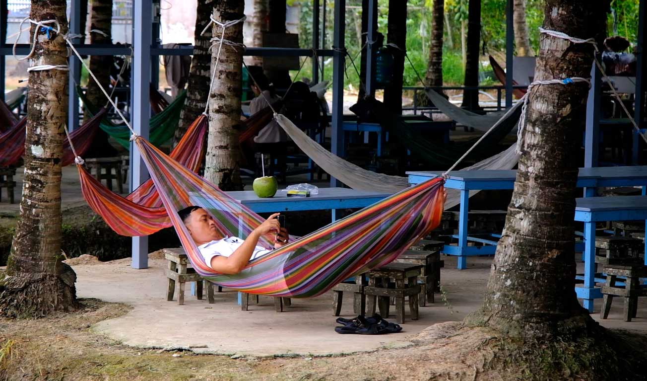 Dưới những bóng dừa mát rượi là từng chiếc võng được cột chắc chắn vào hai thân dừa, khách tham quan có thể nằm nghỉ ngơi, thư giãn.