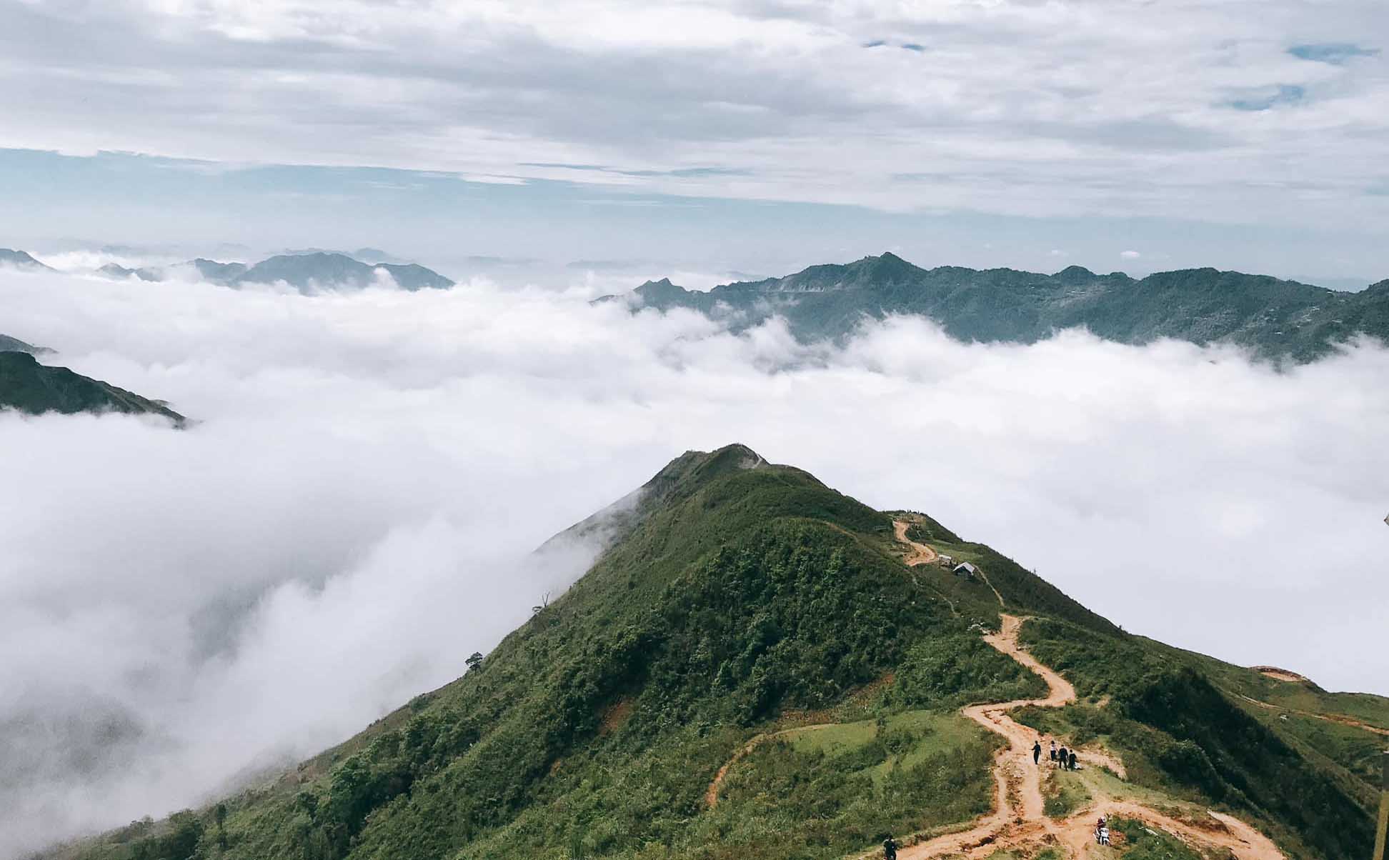 Sống lưng khủng long thoắt ẩn, thoắt hiện trong mây. Ảnh: Trang Phạm