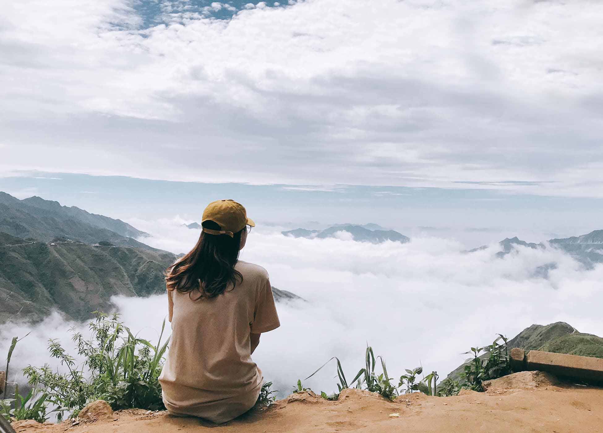 Du khách tận hưởng cảm giác “chạm tay” vào mây. Ảnh: Trang Phạm
