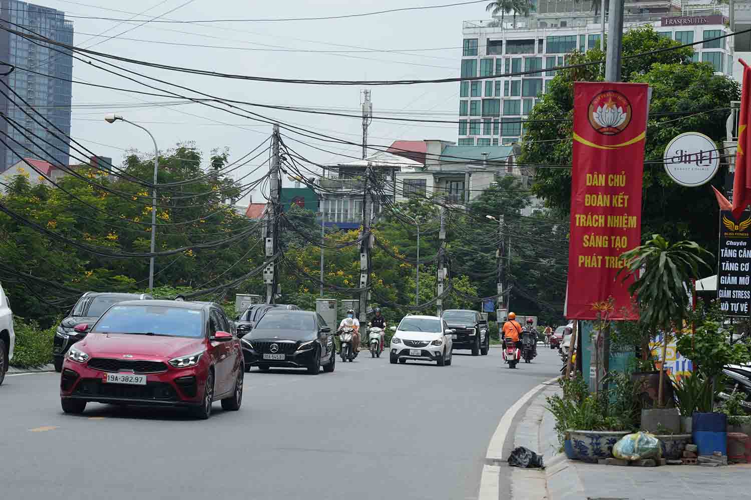 Sau 4 năm thi công, gần 1km dự án đã được mở rộng. Đoạn còn lại chưa thể thi công do vướng mặt bằng. Ảnh: H.Chánh