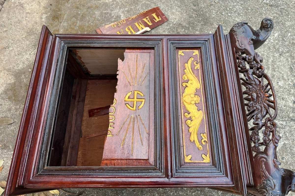 Hòm công đức bị các đối tượng cạy phá để trộm tiền. Ảnh: Công an cung cấp