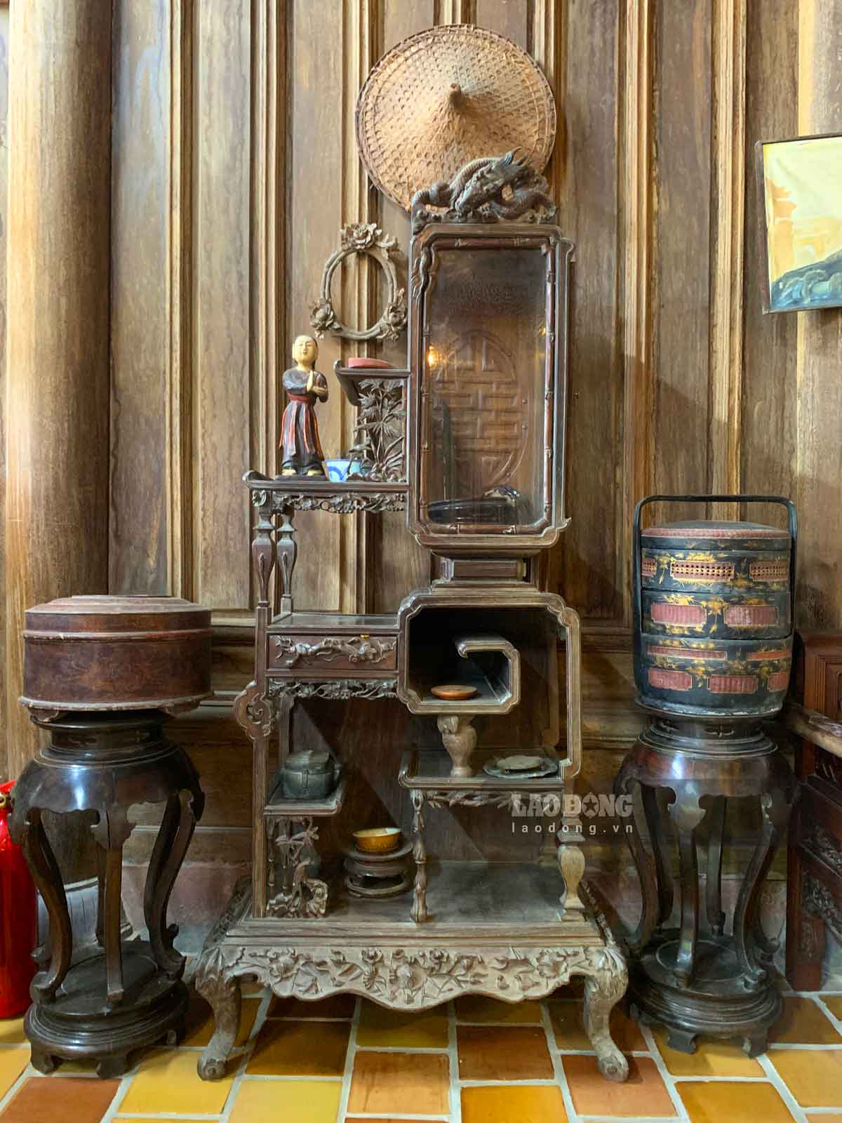 房子里的家具也是有数百年历史的木制品。