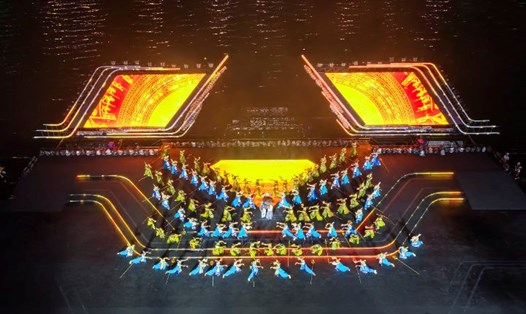 Sân khấu Lễ hội pháo hoa quốc tế 2024 tại Đà Nẵng lấy cảm hứng từ hình ảnh bàn tay. Ảnh: Ban tổ chức