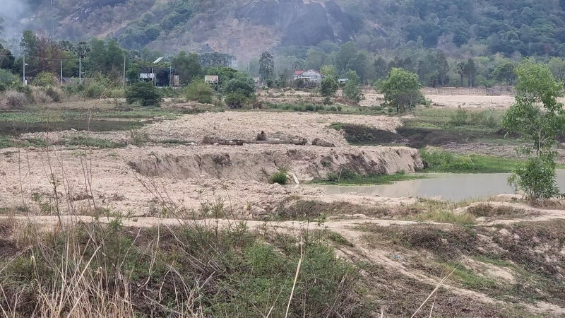 Hồ tích trữ nước Ô Thum nhưng mãi vẫn chưa có nước. Ảnh: PV