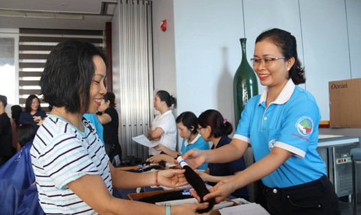 Ngày hội hiến tóc ở Nha Trang đã tiếp nhận hàng trăm mái tóc tặng các bệnh nhân ung thư. Ảnh: P.Linh