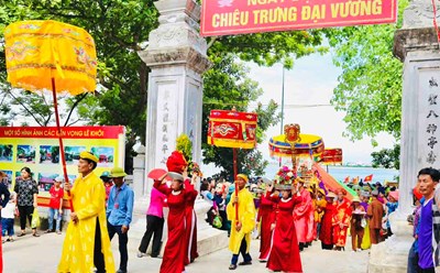 Rước lễ vật về Đền chính Lê Khôi. Ảnh: Hiền Lương.