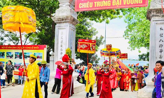 Rước lễ vật về Đền chính Lê Khôi. Ảnh: Hiền Lương.