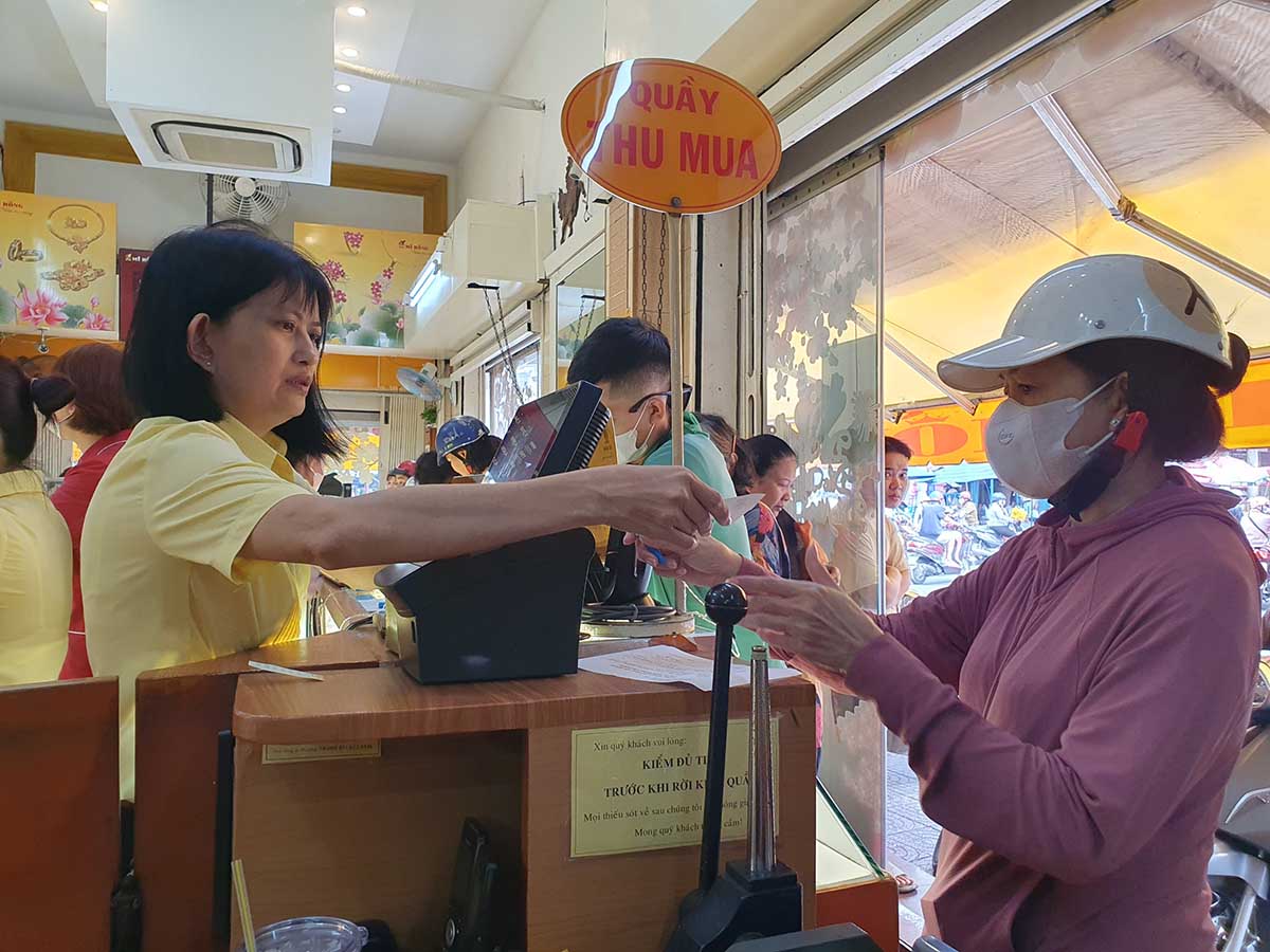 Khách hàng mua vàng miếng SJC tại tiệm vàng Mi Hồng (quận Bình Thạnh). Ảnh: Ngọc Lê