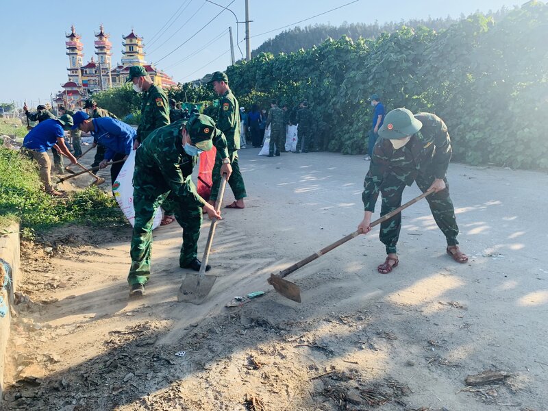 Lực lượng biên phòng hăng hái tham gia thu gom rác thải ở đảo Lý Sơn. Ảnh: Viên Nguyễn