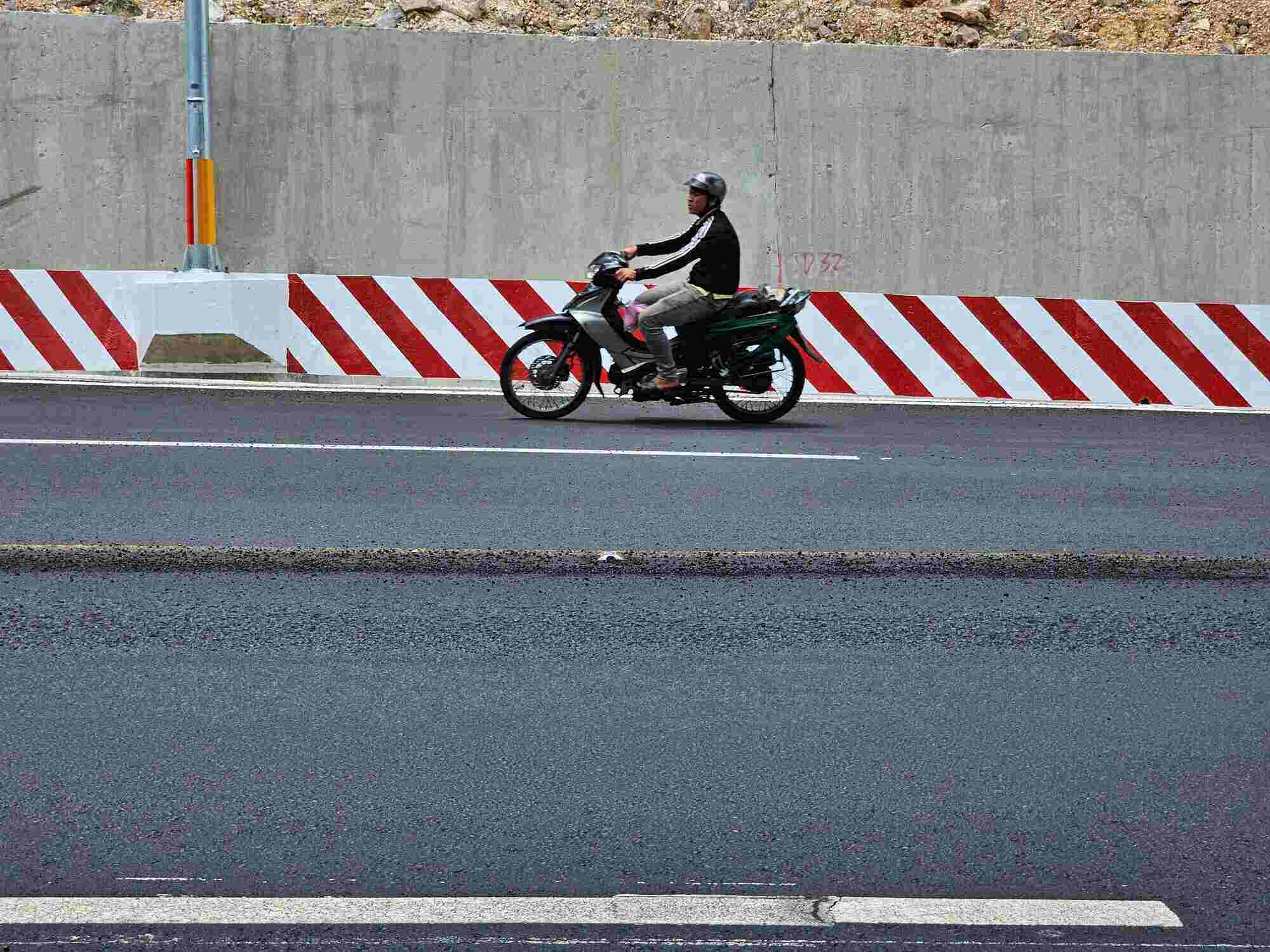 Lâm Đồng yêu cầu triển khai giải pháp khắc phục hư hỏng mặt đường tuyến đường đèo Prenn. Ảnh: Mai Hương

