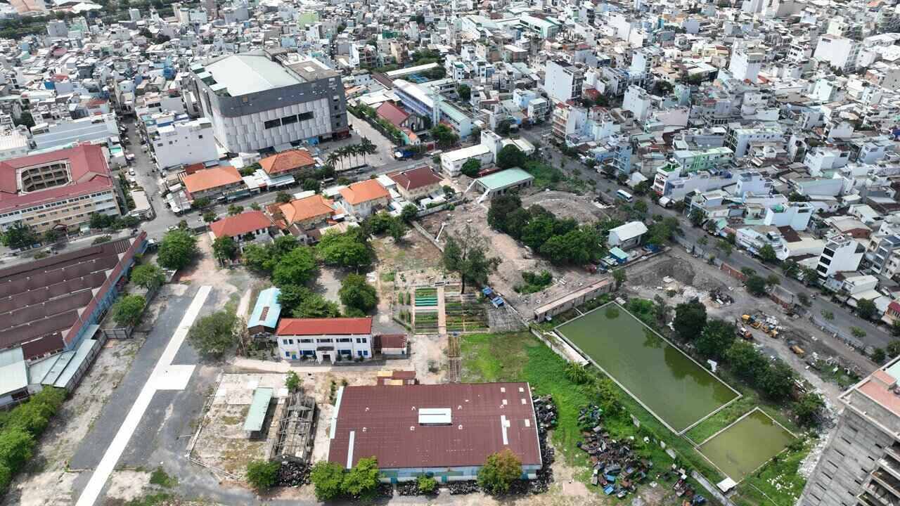 Khu đất còn nằm tiếp giáp với nhiều mặt tiền đường lớn như đường Võ Văn Kiệt, Phạm Văn Chí... rất thuận tiện cho việc di chuyển của người dân. Nếu đề án này được phê duyệt không chỉ giảm tải áp lực cho Bệnh viện Mắt (cơ sở 1), mà còn sử dụng được khu đất trống tránh lãng phí tài nguyên của thành phố sau nhiều năm bỏ trống. 