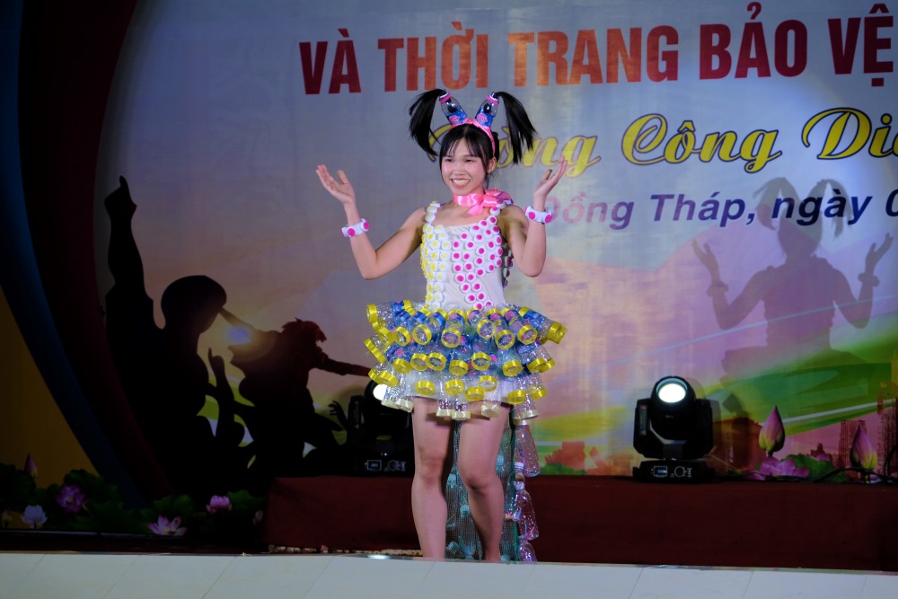 Nữ công nhân tự tin thể hiện mình. Ảnh: Phong Linh. 