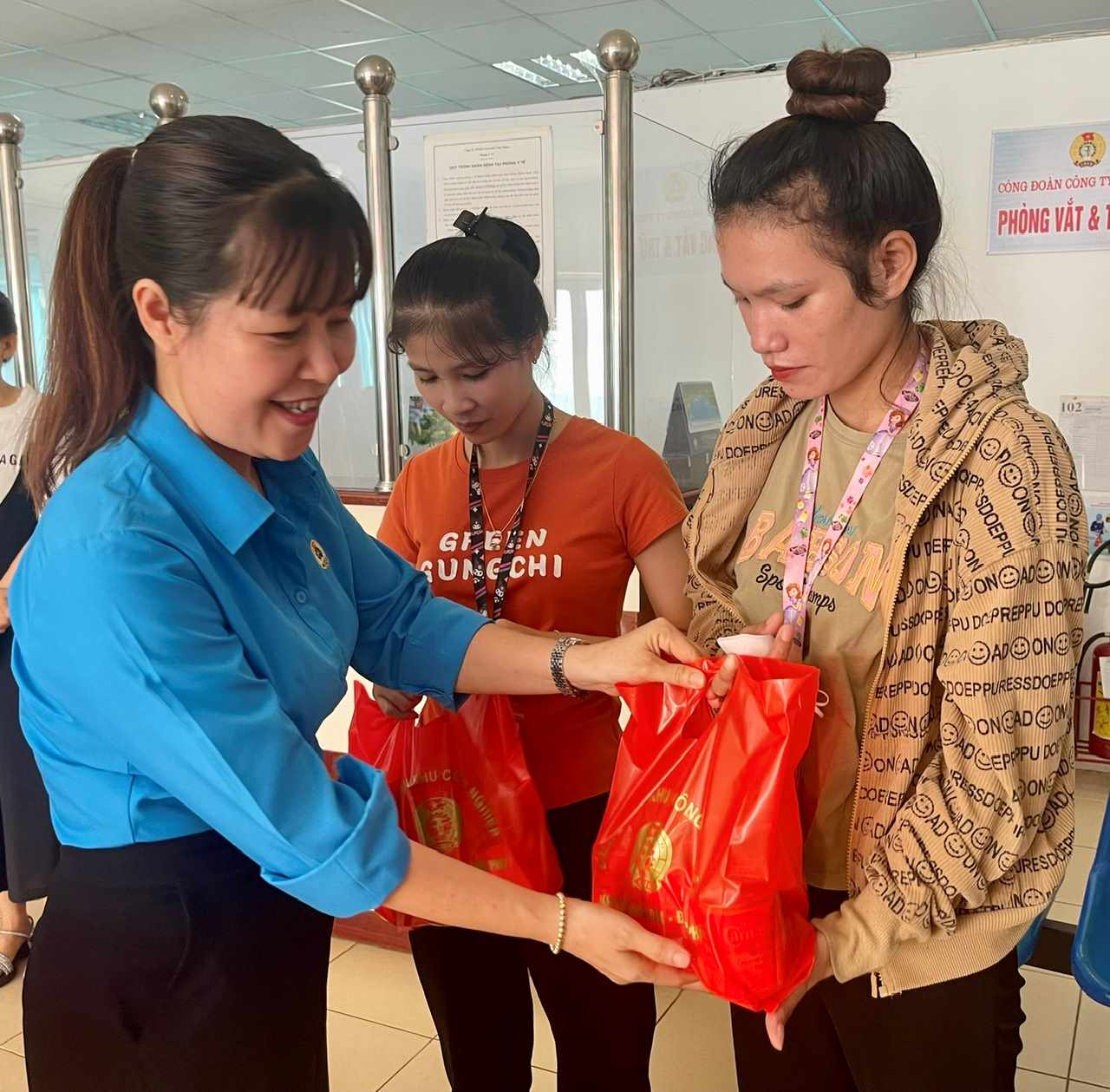 LĐLĐ tỉnh Bình Phước trao tặng sữa Nestlé cho công nhân lao động. Ảnh: CĐBP