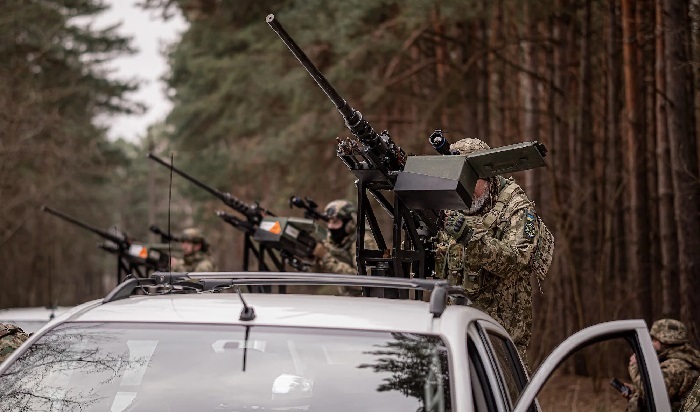 Một nhóm phòng không phản ứng nhanh của Ukraina đang theo dõi drone Nga. Ảnh: AFP