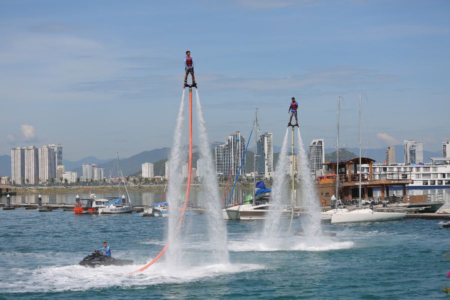 Các vận động viên trình diễn nhào lộn flyboard. Ảnh: BTC


