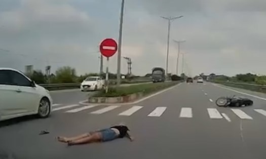 Tai nạn vì lái xe kiểu "tự sát". Ảnh: cắt từ clip