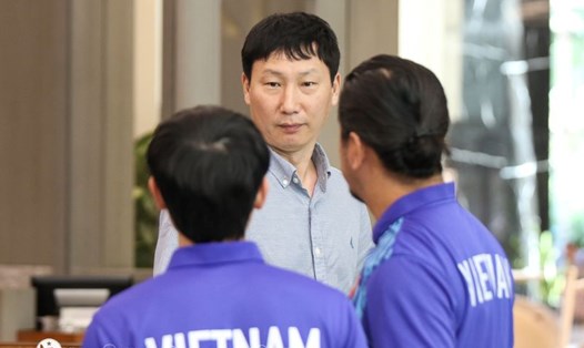 Huấn luyện viên Kim Sang-sik cùng tuyển Việt Nam tới Iraq sau chuyến bay kéo dài hơn 10 tiếng. Ảnh: VFF