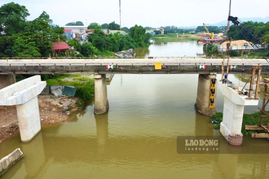 Thi công cầu Đa Phúc mới trên tuyến Quốc lộ 3.